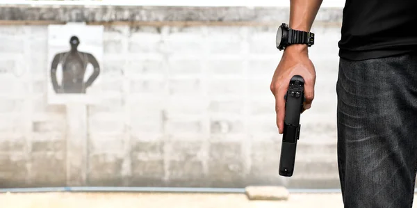 Seorang Penembak Pistol Memegang Pistol 9Mm Otomatis Tangan Kanan Depan — Stok Foto