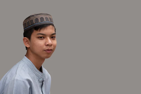 Retrato Asiático Jovem Muçulmano Isâmico Menino Usa Chapéu Camisa Branca — Fotografia de Stock