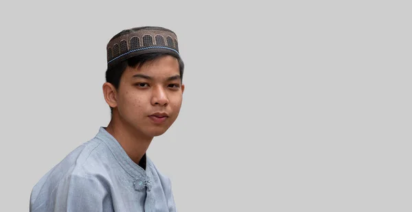 아시아의 무슬림 이소룡 소년의 초상화 모자와 셔츠를 포장하는 — 스톡 사진