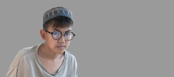 Asyalı Genç Müslüman Samik Çocuk Şapka Beyaz Gömlek Giyer — Stok fotoğraf