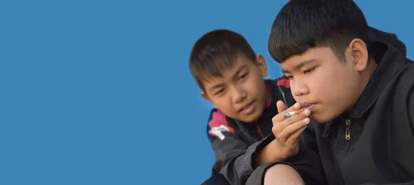 Asiatischer Junge Schwarzem Hemd Versucht Mit Seinem Freund Rauchen Isoliert — Stockfoto