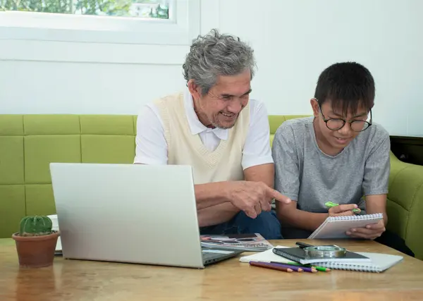 Senior Grootvader Helpt Zijn Kleinzoon Bij Het Maken Van Zijn — Stockfoto