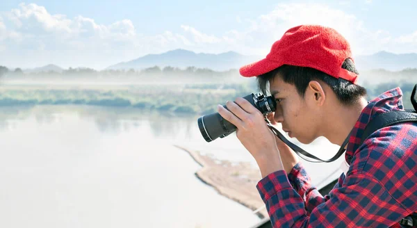 橋の上に双眼鏡を持っている若いアジアの少年は 下の川や空の鳥で魚を見て 子供の概念の夏のレクリエーション活動 — ストック写真