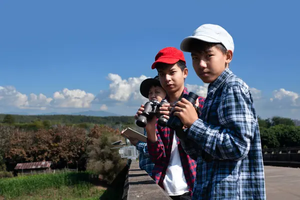 Τρία Ασιατικά Αγόρια Που Κρατούν Κυάλια Στέκονται Στη Γέφυρα Και — Φωτογραφία Αρχείου