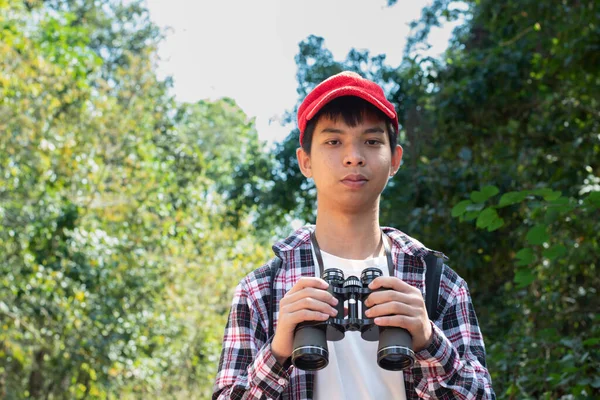 Asiatischer Junge Roter Mütze Und Kariertem Hemd Mit Ferngläsern Wald — Stockfoto