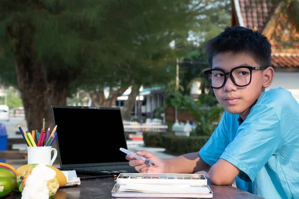 Ung Asiatisk Pojke Håller Pensel Och Måla Röd Färg Röd — Stockfoto