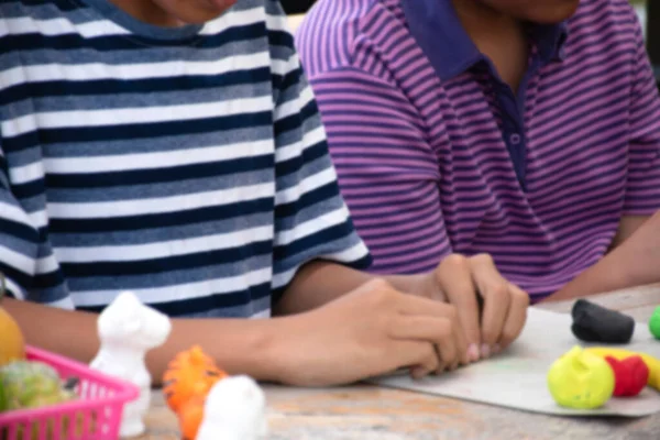 Азиатские Мальчики Сидят Вместе Учатся Пластилиновой Формовки Помощью Кусков Пластилина — стоковое фото