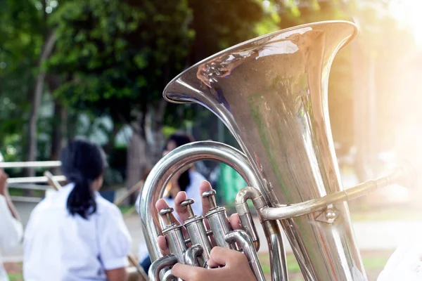 Trompet Instrument Handen Van Aziatische Student Die Oefent Alvorens Het Rechtenvrije Stockafbeeldingen