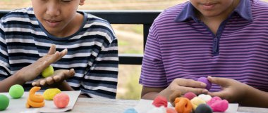 Asya 'nın özel ihtiyaç duyduğu çocukların oyun hamuru ya da plastik kalıp aktivitesi ebeveynler tarafından beyin becerileri kavramını geliştirmek için, yumuşak ve seçici odaklanma.