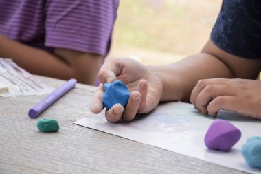 Asya 'nın özel ihtiyaç duyduğu çocukların oyun hamuru ya da plastik kalıp aktivitesi ebeveynler tarafından beyin becerileri kavramını geliştirmek için, yumuşak ve seçici odaklanma.