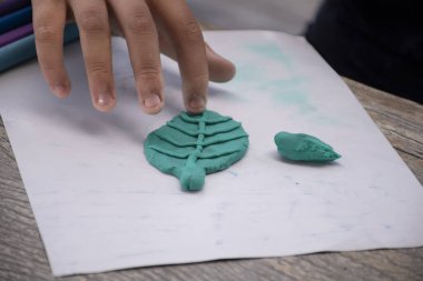 Asya 'nın özel ihtiyaç duyduğu çocukların oyun hamuru ya da plastik kalıp aktivitesi ebeveynler tarafından beyin becerileri kavramını geliştirmek için, yumuşak ve seçici odaklanma.
