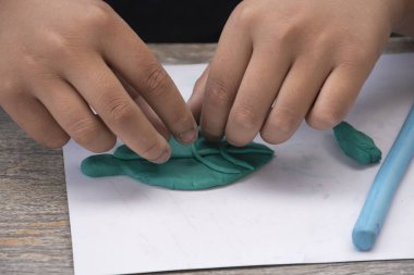 Asya 'nın özel ihtiyaç duyduğu çocukların oyun hamuru ya da plastik kalıp aktivitesi ebeveynler tarafından beyin becerileri kavramını geliştirmek için, yumuşak ve seçici odaklanma.