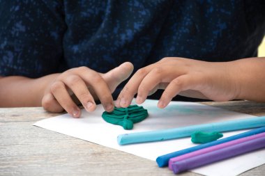 Asya 'nın özel ihtiyaç duyduğu çocukların oyun hamuru ya da plastik kalıp aktivitesi ebeveynler tarafından beyin becerileri kavramını geliştirmek için, yumuşak ve seçici odaklanma.