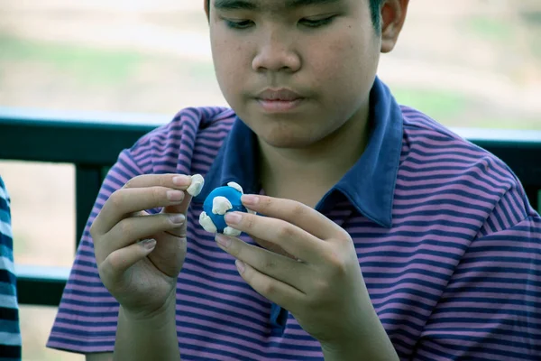 父母在家里给亚洲特殊需要的男孩做玩具面团或塑料造型活动 以增加他们的大脑技能观念 柔软和有选择的焦点 — 图库照片