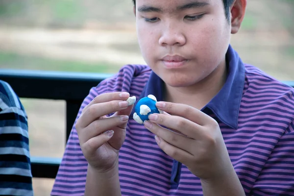 父母在家里给亚洲特殊需要的男孩做玩具面团或塑料造型活动 以增加他们的大脑技能观念 柔软和有选择的焦点 — 图库照片