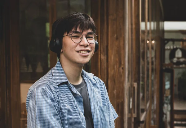 Porträtt Asiatisk Ung Affärsman Med Hörlurar Står Framför Detta Eget — Stockfoto