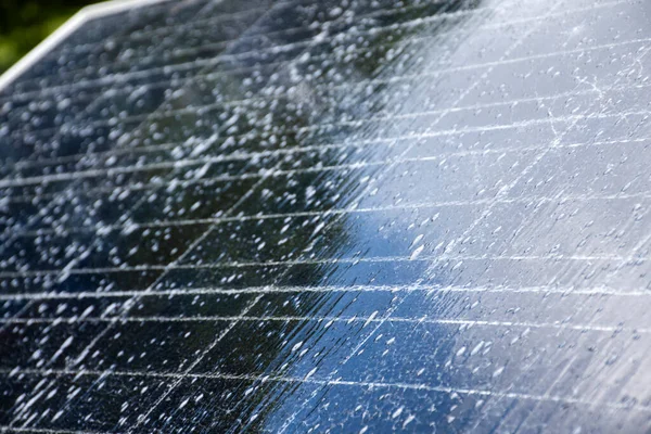 Передня Верхня Поверхня Фотоелектричної Або Сонячної Панелі Яка Миється Водою — стокове фото