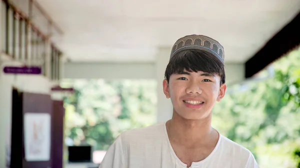 Asiático Bonito Muçulmano Islâmico Estudante Terno Branco Usa Chapéu Frente — Fotografia de Stock