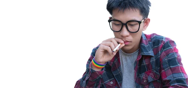Asiático Chico Adolescente Camisa Cuadros Lleva Pulsera Anteojos Sosteniendo Cigarrillo —  Fotos de Stock