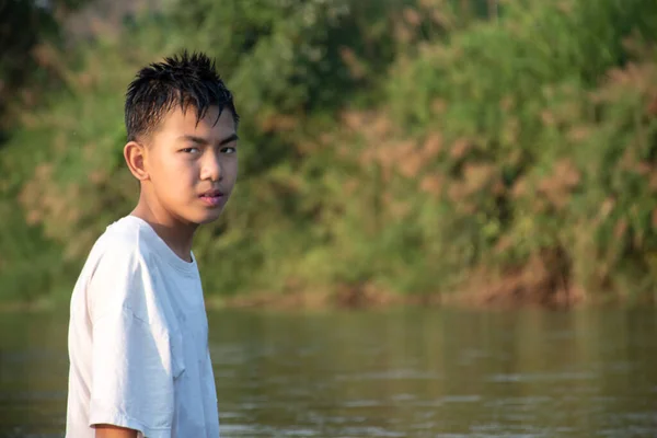 Азиатский Мальчик Бросает Камень Поверхность Местной Реки Свободное Время После Лицензионные Стоковые Изображения