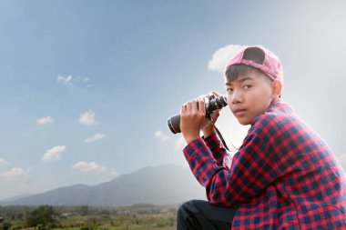 Asyalı çocuk şapkalı dürbünü beyaz arka planda, kırpma yolları, kuş izleme ve genç gözlemci konsepti ile izole ediyor..