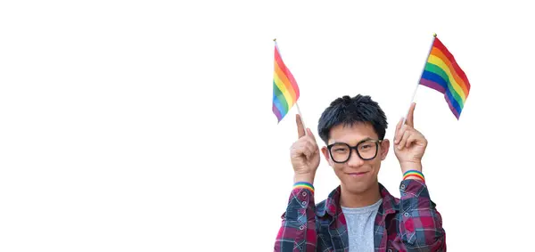 ポートレート若いアジアの少年は虹のリストバンドを着用し クリッピングパスで白い背景に隔離された虹の旗を保持 — ストック写真