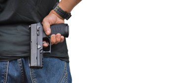 Elinde tuttuğu 9mm 'lik yarı otomatik tabanca beyaz arka planda kırpma yolları ile izole edilmiş..