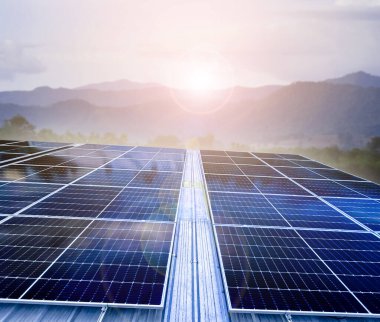 Fotovoltaik panel, insan yaşamı, sürdürülebilir enerji ve çevre dostu kavramının gücünü depolamak ve kullanmak için yeni teknoloji.