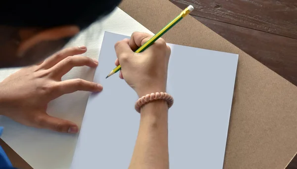 Mãos Segurando Lápis Sobre Papel Branco Para Escrever Desenhar Esboçar — Fotografia de Stock