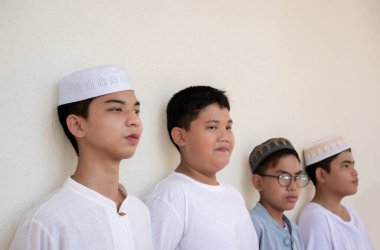 Asyalı Müslüman ya da İslamcı çocukların yerel cami önünde durup dini faaliyet için bekledikleri ön görüş, yumuşak ve seçici odaklanma.