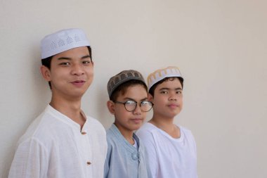 Asyalı Müslüman ya da İslamcı çocukların yerel cami önünde durup dini faaliyet için bekledikleri ön görüş, yumuşak ve seçici odaklanma.