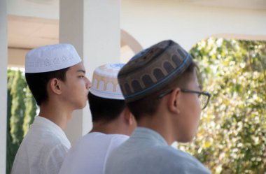 Asyalı Müslümanların ya da İslamcı çocukların yerel cami önünde durup dini faaliyet sergilemeyi beklemeleri, yumuşak ve seçici bir odak noktası..