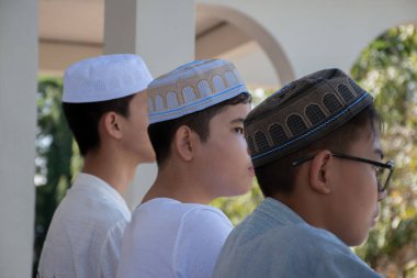 Asyalı Müslümanların ya da İslamcı çocukların yerel cami önünde durup dini faaliyet sergilemeyi beklemeleri, yumuşak ve seçici bir odak noktası..