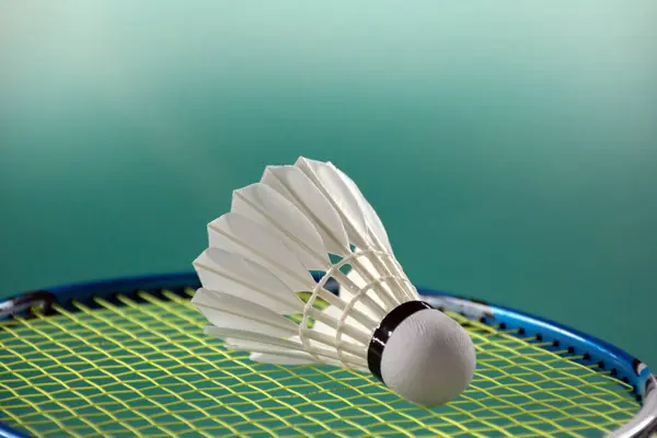 Badminton Rackets White Cream Badminton Shuttlecocks Green Floor Indoor Badminton — Stock Photo, Image