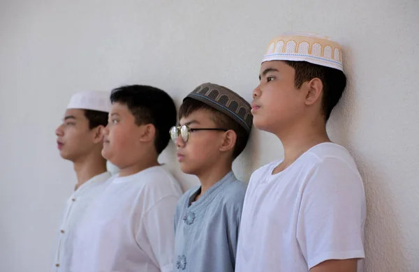 アジアのイスラム教徒やイスラム教徒の男の子が立って 地元のモスク 柔らかく選択的な焦点の前に宗教活動をするのを待っています — ストック写真