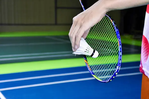 Joueur Badminton Tient Une Raquette Blanche Badminton Une Raquette Badminton — Photo