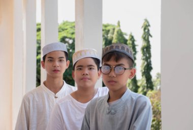 Bir grup Asyalı Müslüman ya da Müslüman cami önünde özel bir etkinlik yapmak için bir arada duruyorlar..