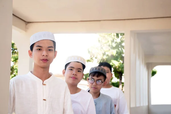 Groep Van Aziatische Moslim Islamitische Jongens Die Samen Staan Wachten — Stockfoto