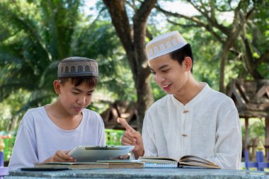 Asyalı Müslüman ya da İslamcı çocuklar boş zamanlarını okulda dini aktivitelere katılmadan önce ev ödevlerine yardım ederek geçiriyorlar. Tüm dinlerin çocukluğu, yumuşak odaklanma..