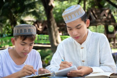 Asyalı Müslüman ya da İslamcı çocuklar boş zamanlarını okulda dini aktivitelere katılmadan önce ev ödevlerine yardım ederek geçiriyorlar. Tüm dinlerin çocukluğu, yumuşak odaklanma..