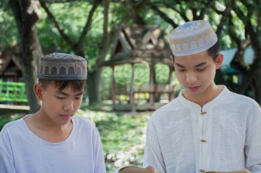 Asyalı Müslüman ya da İslamcı çocuklar boş zamanlarını okulda dini aktivitelere katılmadan önce ev ödevlerine yardım ederek geçiriyorlar. Tüm dinlerin çocukluğu, yumuşak odaklanma..
