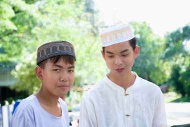 Asyalı Müslüman ya da İslamcı çocuklar boş zamanlarını okulda dini aktivitelere katılmadan önce ev ödevlerine yardım ederek geçiriyorlar. Tüm dinlerin çocukluğu, yumuşak odaklanma..