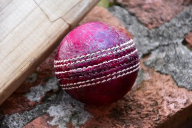 Yerdeki eski kriket spor ekipmanları, yeni düzenleme, dış mekan dayanıklılık sporu konsepti dünyanın her yerinde oynanıyor..