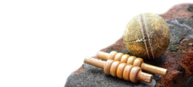 Yerdeki eski kriket spor ekipmanları, yeni düzenleme, dış mekan dayanıklılık sporu konsepti dünyanın her yerinde oynanıyor..