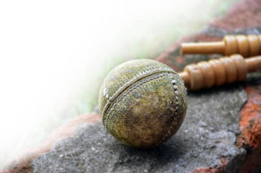 Yerdeki eski kriket spor ekipmanları, yeni düzenleme, dış mekan dayanıklılık sporu konsepti dünyanın her yerinde oynanıyor..