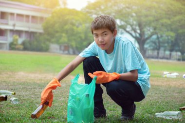 Asyalı çocuk çöplükteki cam ve plastik şişeleri geri dönüşüm için plastik poşetlere dönüştürüyor ya da satıyor. Günlük hayatı için para kazanmak için. Yeni düzenleme, çevre bakımı konsepti..