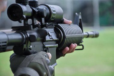 Havalı tüfek ya da havalı tüfek, ateş eden kişinin elinde, yeni düzenlenmiş, eğlence amaçlı aktivite konsepti..