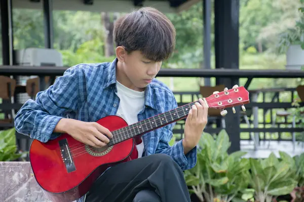 Asiático Lindo Niño Tocando Guitarra Patio Delantero Propia Casa Felizmente Fotos de stock libres de derechos