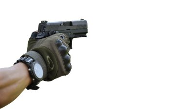 9mm 'lik otomatik tabanca tutan nişancı beyaz arka planda izole edilmiş, kesme yolları olan, kopyalama alanı.