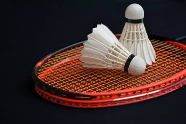 Beyaz badminton servis aleti ve raket kapalı badminton kortunda, kopyalama alanı, yeni düzenleme, dayanıklılık sporu konsepti sağlıklı yaşam için.
